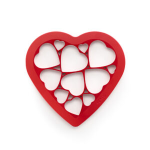 Forma do wykrawania ciastek PUZZLE HEARTS / Lekue - 12 sztuk form w kształcie serduszka, różne wielkości. Wszystko w jednej formie w kształcie serca, kolor czerwony