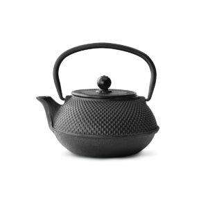 Dzbanek żeliwny Jang 0,8L - elegancki czarny dzbanek żeliwny z emaliowanym wnętrzem, idealny do parzenia aromatycznej herbaty. Wyposażony w wygodny uchwyt i solidny filtr do parzenia. Odporny na wysoką temperaturę i doskonale utrzymuje ciepło. Ciesz się wyjątkowym smakiem herbaty z tym designerskim dzbankiem.