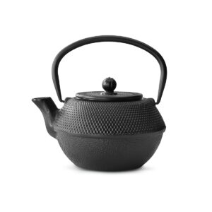 Dzbanek żeliwny Jang 1,1L - elegancki czarny dzbanek żeliwny z emaliowanym wnętrzem, idealny do parzenia aromatycznej herbaty. Wyposażony w wygodny uchwyt i solidny filtr do parzenia. Odporny na wysoką temperaturę i doskonale utrzymuje ciepło. Ciesz się wyjątkowym smakiem herbaty z tym designerskim dzbankiem.