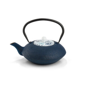 Żeliwny dzbanek Yantai 1,2L - granatowy | Bredemeijer, emaliowane wnętrze, porcelanowa pokrywka, filtr do parzenia herbaty. Doskonały wybór dla miłośników aromatycznych naparów.