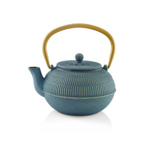 Czajnik żeliwny 0,9L YUAN / BEKA czajnik do herbaty o pojemności 0,9L. Wykonany z żeliwa i wyposażony w sitko do zaparzania ze stali nierdzewnej. Działa na wszystkich źródłach ciepła, umożliwiając szybkie podgrzewanie wody. Kolor: niebieski.