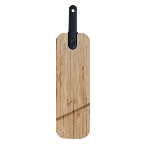 Zdjęcie przedstawia deskę kuchenną Artu Black / Trebonn z elegancko schowanym wewnątrz nożem. Deska wykonana jest z bambusa, a rękojeść noża jest utrzymana w czarnym kolorze, dodając mu wyrafinowanego charakteru. Praktyczne i stylowe rozwiązanie dla każdego kucharza." Regenerate response