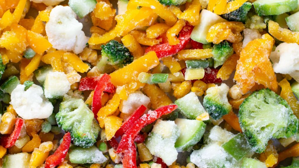 Dlaczego warto mrozić żywność -zdjęcie na blogu przedstawia mrożone warzywa- żółtą paprykę, brokuły, kalafiora, czerwona papryka