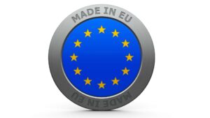 Produkcja lokalna ważne aspekty środowiskowe i społeczne - na przykładzie marki Amuse - zdjęcie ilustracyjne wpisu na bloga. Zdjęcie przedstawia okrągły znaczek z flagą Unii Europejskiej z napisem na górze Made in EU