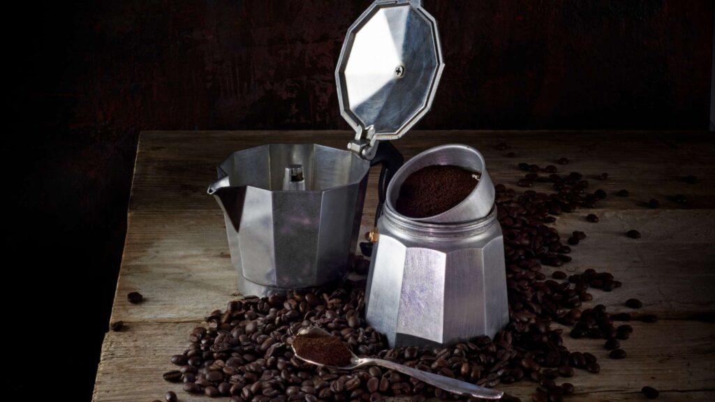 Kawiarka włoska - zdjęcie przedstawia rozłożoną na części kawiarkę włoską