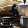 Kawiarka włoska - zdjęcie przedstawia kawiarkę włoską oraz filiżankę