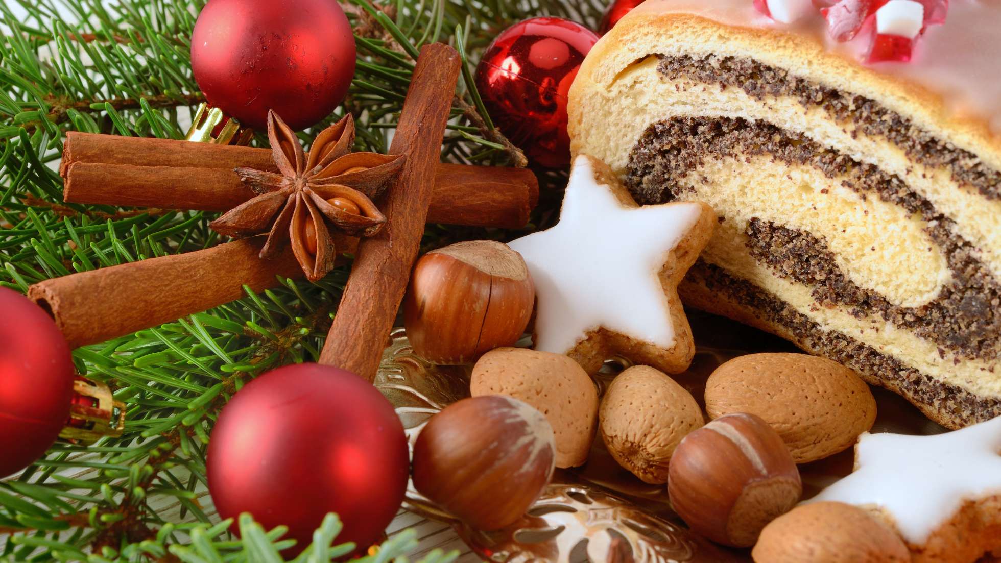Najpopularniejsze ciasta na święta Bożego Narodzenia w Polsce zdjęcie ilustracyjne wpisu. Makowiec, orzechy stoik,