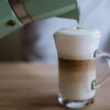 Kawa latte macchiato z kawiarki włoskiej