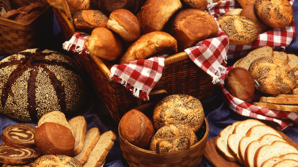 Zdjęcie przedstawia koszyki chlebami i bułkami. Zdjęcie ilustracyjne wpisu na bloga